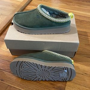 Tazz Ugg platform slippers size 10 olive